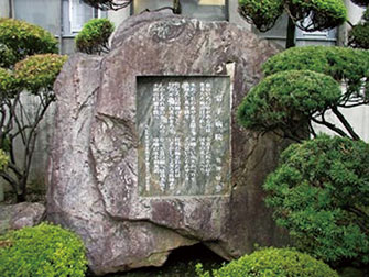 宮澤賢治の詩碑「岩手病院」（医学部玄関脇）